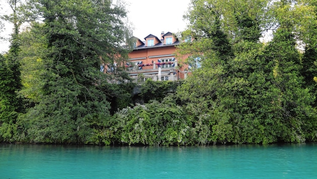 Vor der Villa in Sekirn hängt die schwarze Fahne. (Bild: Rojsek-Wiedergut Uta)