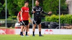 Cheftrainer Matthias Jaissle (re., mit Nicolas Capaldo) gibt ab heute wieder die Kommandos (Bild: Red Bull Salzburg/getty/Andreas Schaad)