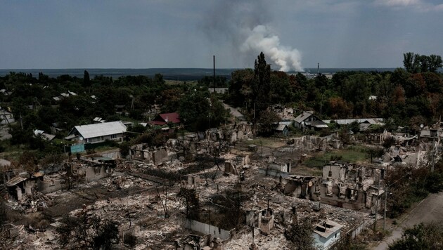 Zerstörte Häuser im Gebiet Luhansk (Bild: APA/AFP/ARIS MESSINIS)