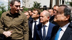 Macron, Scholz und Draghi im Kiewer Vorort Irpin (Bild: APA/AFP/POOL/Ludovic MARIN)