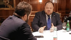 Parlamentspräsident Ruslan Stefantschuk im Gespräch mit „Krone“-Redakteur Clemens Zavarsky (Bild: Reinhard Holl)