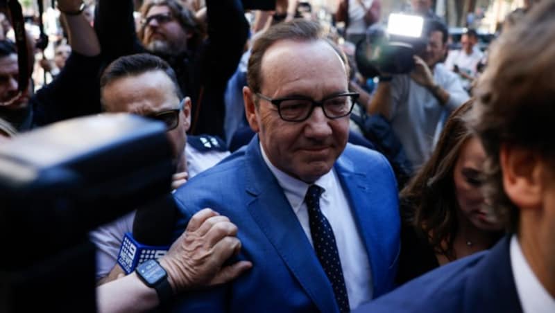 Vor dem Gericht in London warteten zahlreiche Journalisten auf Kevin Spacey. Der Schauspieler antwortete zwar nicht auf Fragen, wirkte aber selbstsicher. (Bild: AFP)