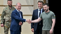 Scholz und Macron wollen mit dem Besuch ein Zeichen der Solidarität setzen und mit Selenskyj über weitere Hilfe für die Ukraine sprechen. (Bild: APA/AFP/Sergei SUPINSKY)