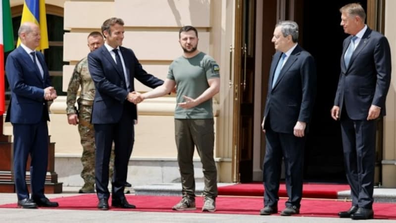 Die Führer der drei größten EU-Länder und Iohannis betonten bei ihrem Besuch in Kiew erstmals klar, das EU-Beitrittsgesuch der Ukraine zu unterstützen. (Bild: APA/AFP/Ludovic Marin)