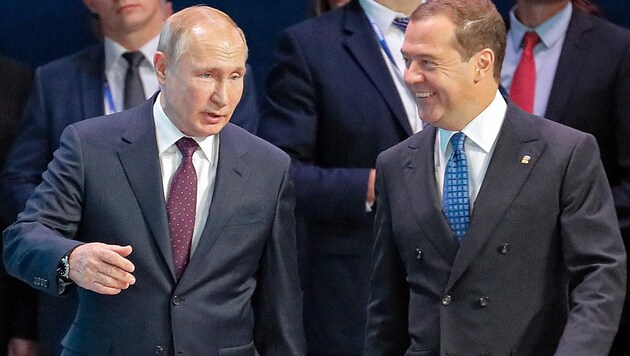 Russlands früherer Präsident Dmitri Medwedew (re.) mit seinem „Nachfolger“ Wladimir Putin (Archivbild) (Bild: APA/AFP/Sergei Ilnitsky)
