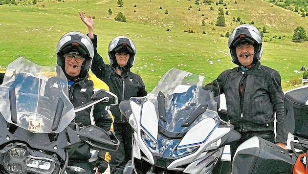 Nach Horror-Anreise im überbuchten Nightjet: Peter G. (re.) mit seinen Motorradfreunden auf der Tour durch Italien (Bild: Peter G.)