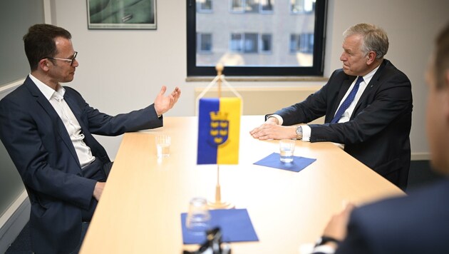 Generalsekretär Christian Spahr im Gespräch mit Europa-Landesrat Martin Eichtinger. Sie unterhielten sich in Brüssel über die wichtige Rolle der EU auf Gemeindeebene. (Bild: Antal Imre)