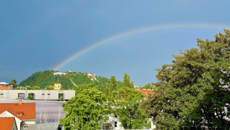 Um 18 Uhr zeigte sich dann ein Regenbogen über den Grazer Schlossberg (Bild: Christoph Hartner)