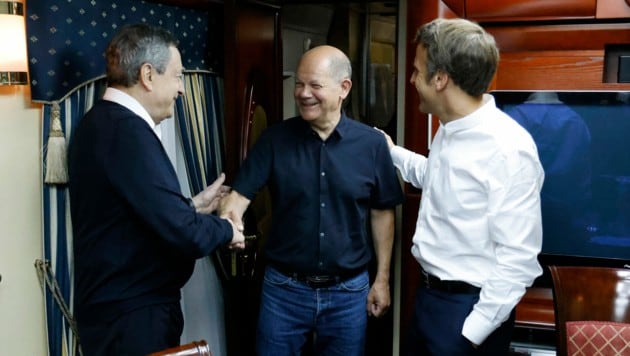 Darf man als Politiker ein Kurzarmhemd tragen? Auf Twitter ist nach Scholz‘ Kiew-Reise mit Draghi und Macron eine hitzige Diskussion darüber ausgebrochen. (Bild: AP)