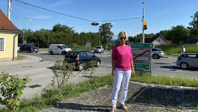 Vor der Kreuzung B 37/B 38 steht Kinderärztin Birgit Aigner in Rastenfeld. Viele Kinder müssten diese Straße queren, wenn die Eltern die Kleinen nicht fahren würden. (Bild: Privat)