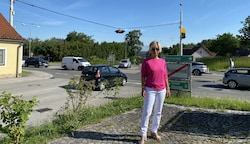 Vor der Kreuzung B 37-B 38 in Rastenfeld steht Kinderärztin Birgit Aigner. Viele Kindergarten- und Schulkinder müssten diese Straße queren, wenn sie nicht die Eltern fahren würden. (Bild: Privat)