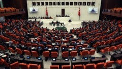 Das türkische Parlament (Archivbild) könnte noch am Dienstag über den NATO-Beitritt Schwedens abstimmen. (Bild: AFP)