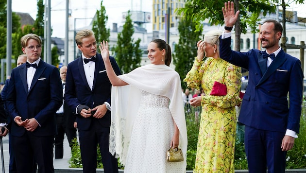 Prinzessin Ingrid Alexandra mit ihren Brüdern Prinz Sverre Magnus und Marius Borg Hoiby sowie ihren Eltern Kronprinzessin Mette-Marit und Kronprinz Haakon (Bild: Lise Åserud / NTB / AFP)