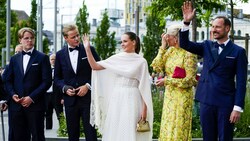 Prinzessin Ingrid Alexandra mit ihren Brüdern Prinz Sverre Magnus und Marius Borg Hoiby sowie ihren Eltern Kronprinzessin Mette-Marit und Kronprinz Haakon (Bild: Lise Åserud / NTB / AFP)