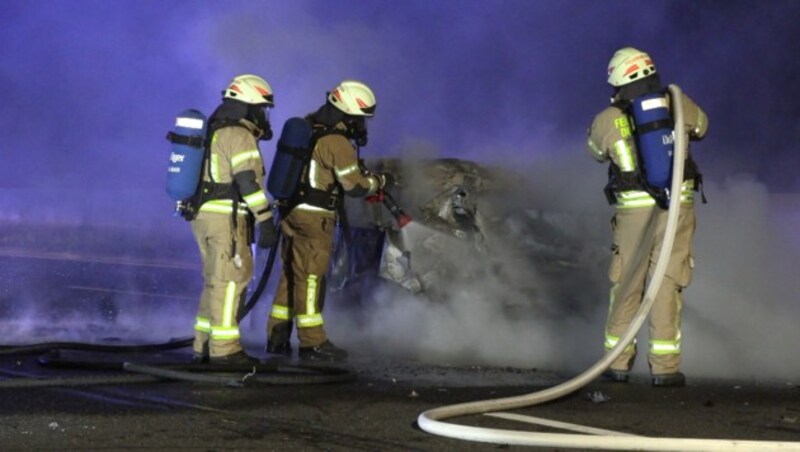 Die Feuerwehr musste nach ihrer Ankunft den Vollbrand des Fahrzeugs bekämpfen. (Bild: Maurice Shourot)