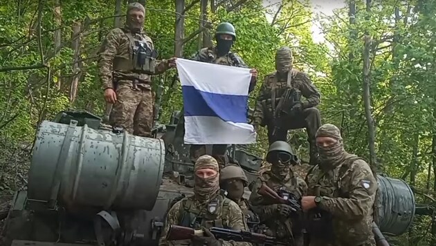 Die weiß-blau-weiße Flagge ist das Erkennungszeichen der Russen im Exil. (Bild: YouTube/Легион "Свобода России"/Screenshot)