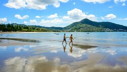 Touristen auf Phuket (Bild: Mladen ANTONOV / AFP)