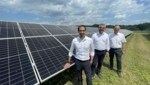 Burgenland-Energie-Chef Stephan Sharma, Landesrat Heinrich Dorner und Bürgermeister Helmut Kopetzki bei der neuen Anlage. (Bild: Schulter Christian)