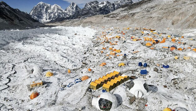 Schmelzendes Gletschereis könnte zur Gefahr für Alpinisten im Basislager werden. (Bild: TASHI LAKPA SHERPA / AFP)