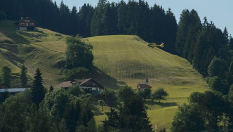 30 Meter stürzte Julia Moretti mit dem Quad über eine Wiese ab. Ein Rettungshubschrauber war im Einsatz. (Bild: Zeitungsfoto.at)