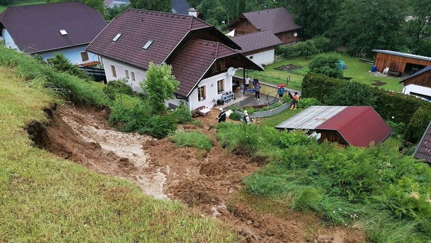 Gefährlicher Murenabgang hielt die Einsatzkräfte in Göstling an der Ybbs in Atem. Zwischen zwei Wohnhäusern war ein Hang abgerutscht. Auch die Feuerwehr Opponitz musste zu mehreren Unwettereinsätzen ausrücken. (Bild: Freiwillige Feuerwehr Göstling/Ybbs)