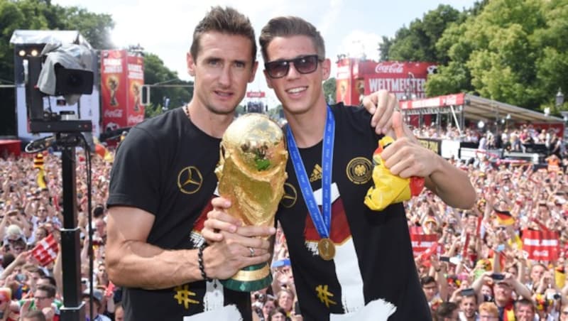 Miroslav Klose und Erik Durm (Bild: GES/Markus Gilliar)