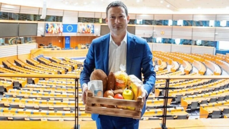 Origineller Aufruf - Bauernbundchef Nemecek brachte „Versorgungssicherheits“-Korb direkt ins EU-Parlament. (Bild: TZOVARAS Stavros)