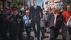 Putin ist in Belgrad mehr als ein Pappkamerad. Er ist der Politiker der Herzen bei den einzigen prorussischen Demos in Europa. (Bild: AFP/Andrej ISAKOVIC)