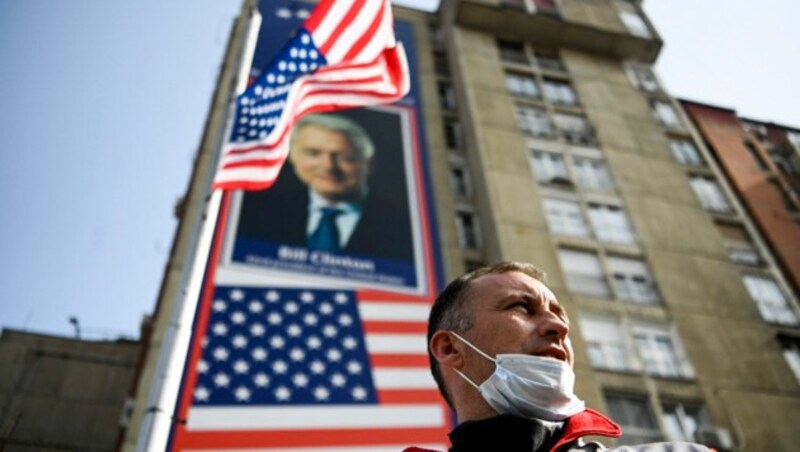 Kosovo-Nationalheld Bill Clinton in Pristina (Bild: AFP/Armend NIMANI)