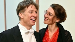 Tobias Moretti mit Ehefrau Julia (Bild: APA/HERBERT NEUBAUER)