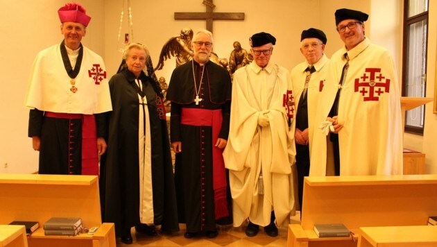 Bischof Marketz mit Mitgliedern des Ritterordens, der auch Frauen hat. (Bild: Ritterorden vom heiligen Grab zu Jerusalem)