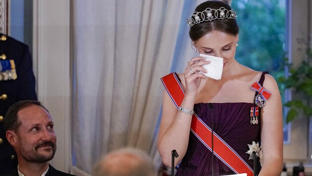 Emotionaler Moment: Bei ihrer Geburtstagsrede kämpfte Prinzessin Ingrid Alexandra am Freitagabend mit den Tränen. Und auch Papa Haakon war sichtlich gerührt. (Bild: Lise Åserud / NTB / AFP)