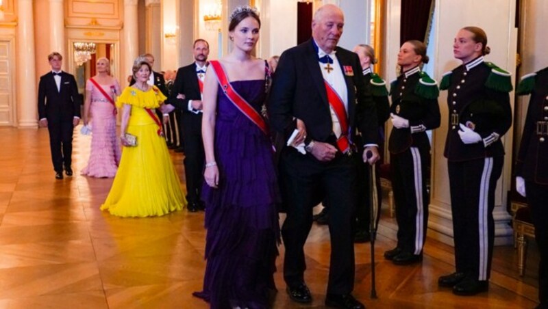 Prinzessin Ingrid Alexandra mit ihrem Opa, König Harald von Norwegen (Bild: Lise Åserud / NTB / AFP)