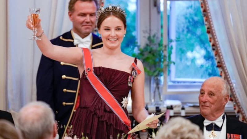 Unter lautem Applaus schloss Prinzessin Ingrid Alexandra ihre Rede mit einem feierlichen „Skål!“ - Prost! (Bild: Lise Åserud / NTB / AFP)