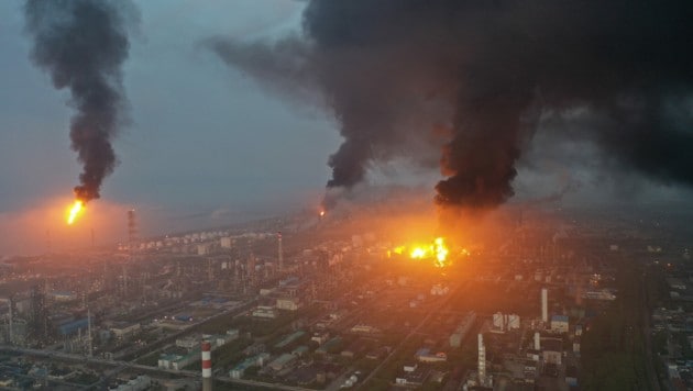 Ein Bild des Großbrandes in der petrochemischen Anlage der Sinopec Shanghai (Bild: APA/AFP/Jason H)