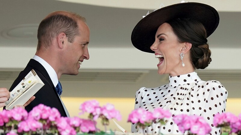 Was Prinz William seiner Kate da wohl gesagt hat, dass diese so herzhaft lachen musste? (Bild: PA Wire/AP)