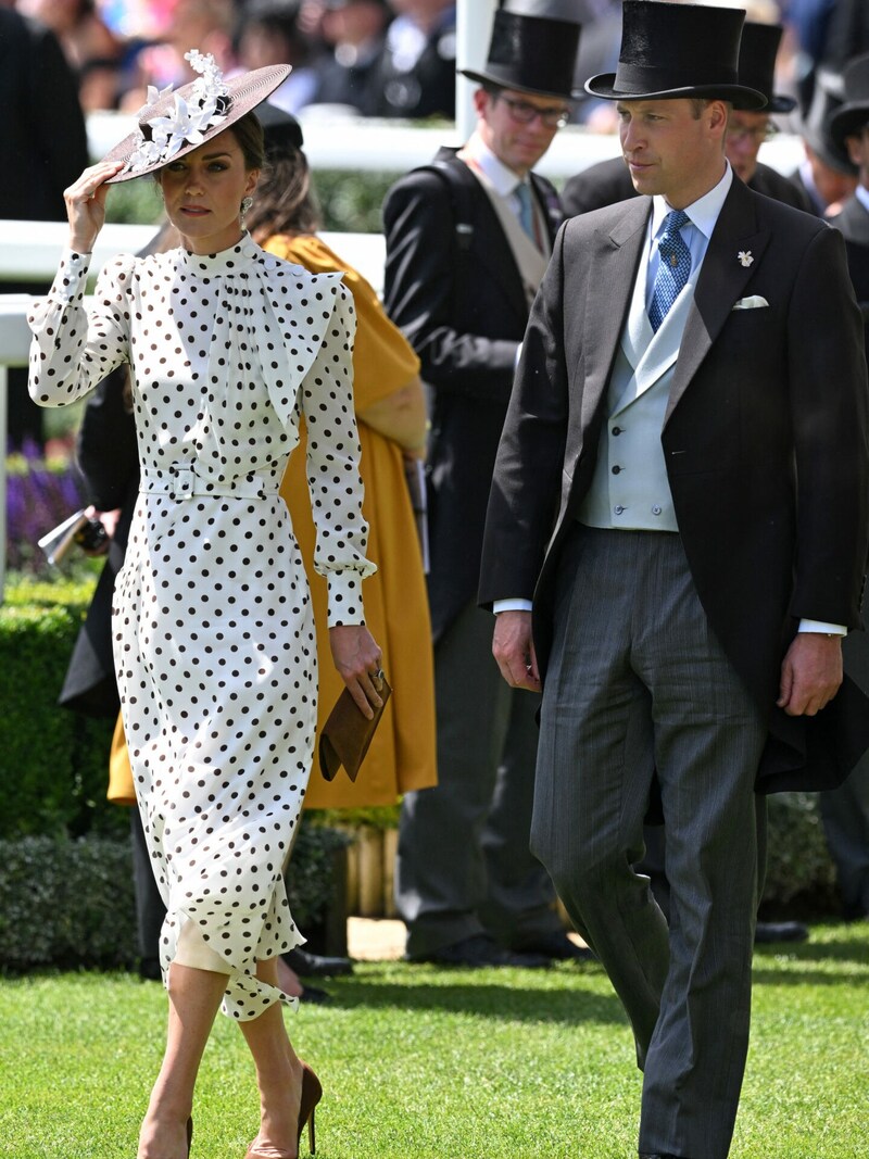 Herzogin Kate legte beim Royal Ascot einen stilvollen Auftritt im Pünktchen-Kleid hin. (Bild: AFP )