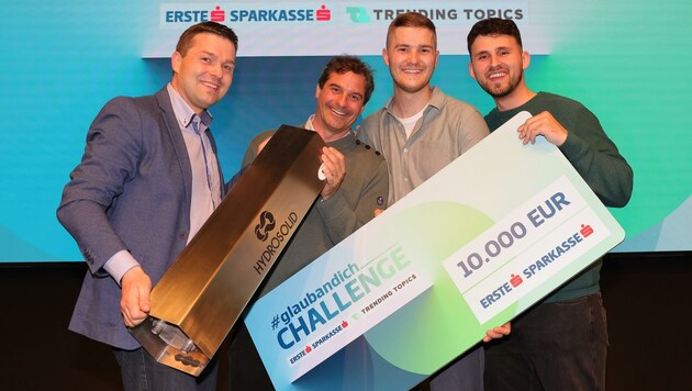 Michael Renz, Clemens Regehr, Lukas Renz und Merkur Smajlaj freuen sich über den Titel „Start-up des Jahres“. (Bild: Erste Bank/Daniel Hinterramskogler)