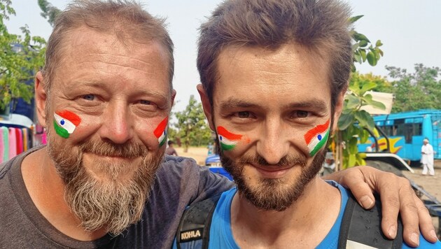 Die Freude nach dem Grenzübertritt nach Indien war Steiner (li.) und Pranjic ins Gesicht geschrieben (oben). (Bild: Mario Steiner/Matej Pranjic)