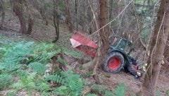 Der Traktor stürzte rund 100 Meter über eine steile Böschung ab (Bild: Rotes Kreuz Salzburg)