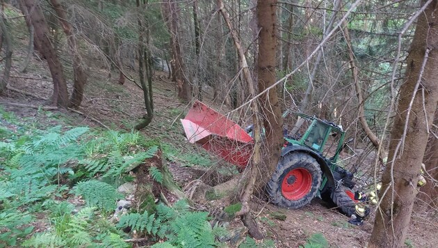Der Traktor stürzte rund 100 Meter über eine steile Böschung ab (Bild: Rotes Kreuz Salzburg)