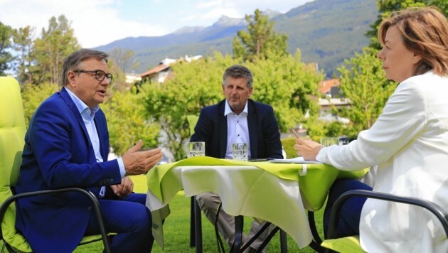 Durante una entrevista con Conny Bischofberger y el editor en jefe tirolés Claus Meinert (Imagen: Christof Birbaumer / Kronenzeitung)