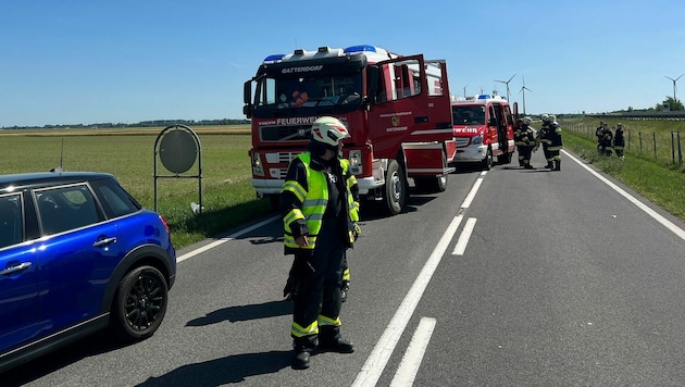 Die Feuerwehr Gattendorf war mit drei Fahrzeugen und 25 Mann im Unfall-Einsatz. (Bild: FF Gattendorf)