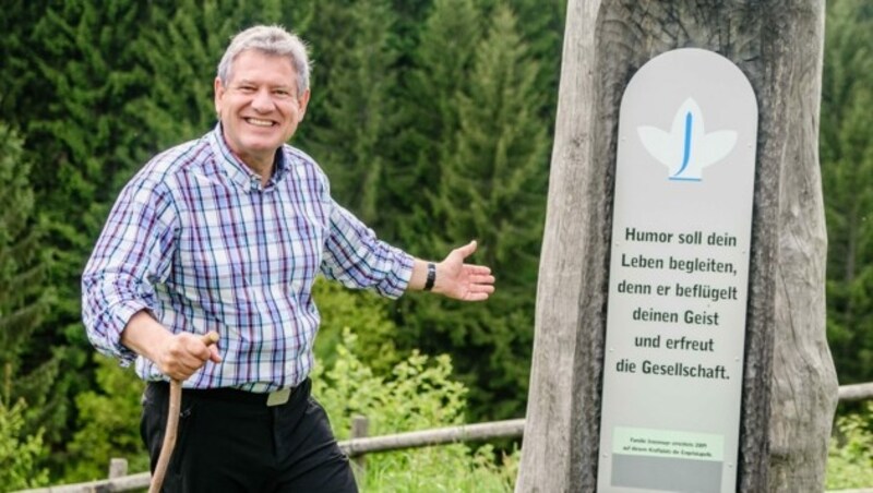 Johannesweg-Initiator Johannes Neuhofer bei einer seiner zwölf impulsgebenden Stationen mit Lebensweisheiten. (Bild: Dieter Hawlan)