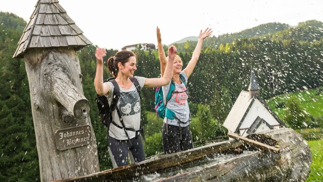 Zwei Wanderinnen beim Kraftplatz Johannesbrunnen in Pierbach (Bild: Dieter Hawlan, mail@dieterhawlan)