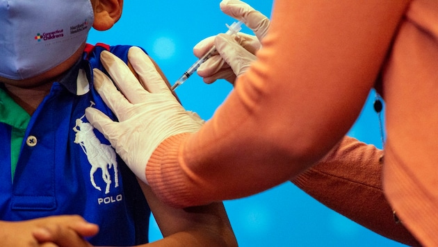 Kinder bis fünf Jahre waren die letzte Gruppe, für die es bisher noch keine geeignete Impfung gab. (Bild: APA/AFP/JOSEPH PREZIOSO)