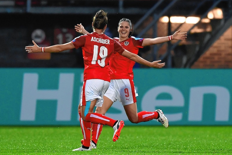 Sarah Zadrazil und Verena Hanshaw, die 2017 noch Aschauer hieß, wollen auch heuer jubeln. (Bild: AFP/DANIEL MIHAILESCU)