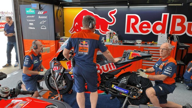 Intensiv und schnell schrauben die Mechaniker (li.) in der Box an den MotoGP-Bikes. (Bild: Kothgasser)