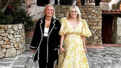 Rebel Wilson postete ein süßes Turtelfoto mit ihrer Freundin aus dem Urlaub in Sardinien. (Bild: instagram.com/rebelwilson)