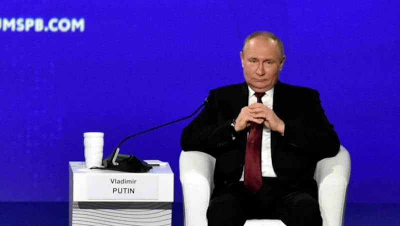 Der russische Präsident Wladimir Putin bei der Plenarsitzung des Internationalen Wirtschaftsforums Sankt Petersburg (SPIEF) in Sankt Petersburg (Bild: APA/AFP/Olga MALTSEVA)